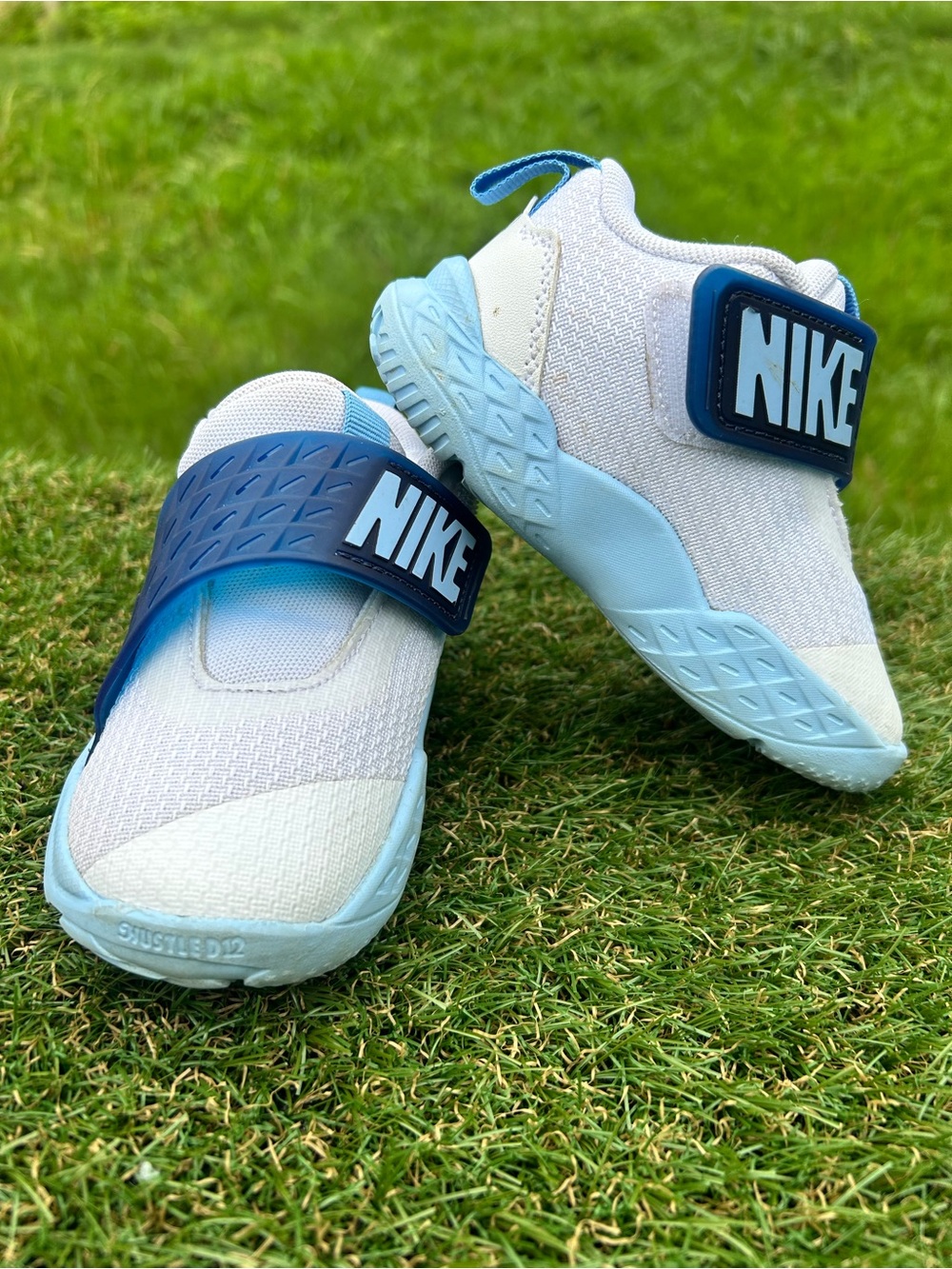 Nike Team Hustle D 12 Toddler Sneaker , Size 8.c,White/Blue Hook & Loop Mesh